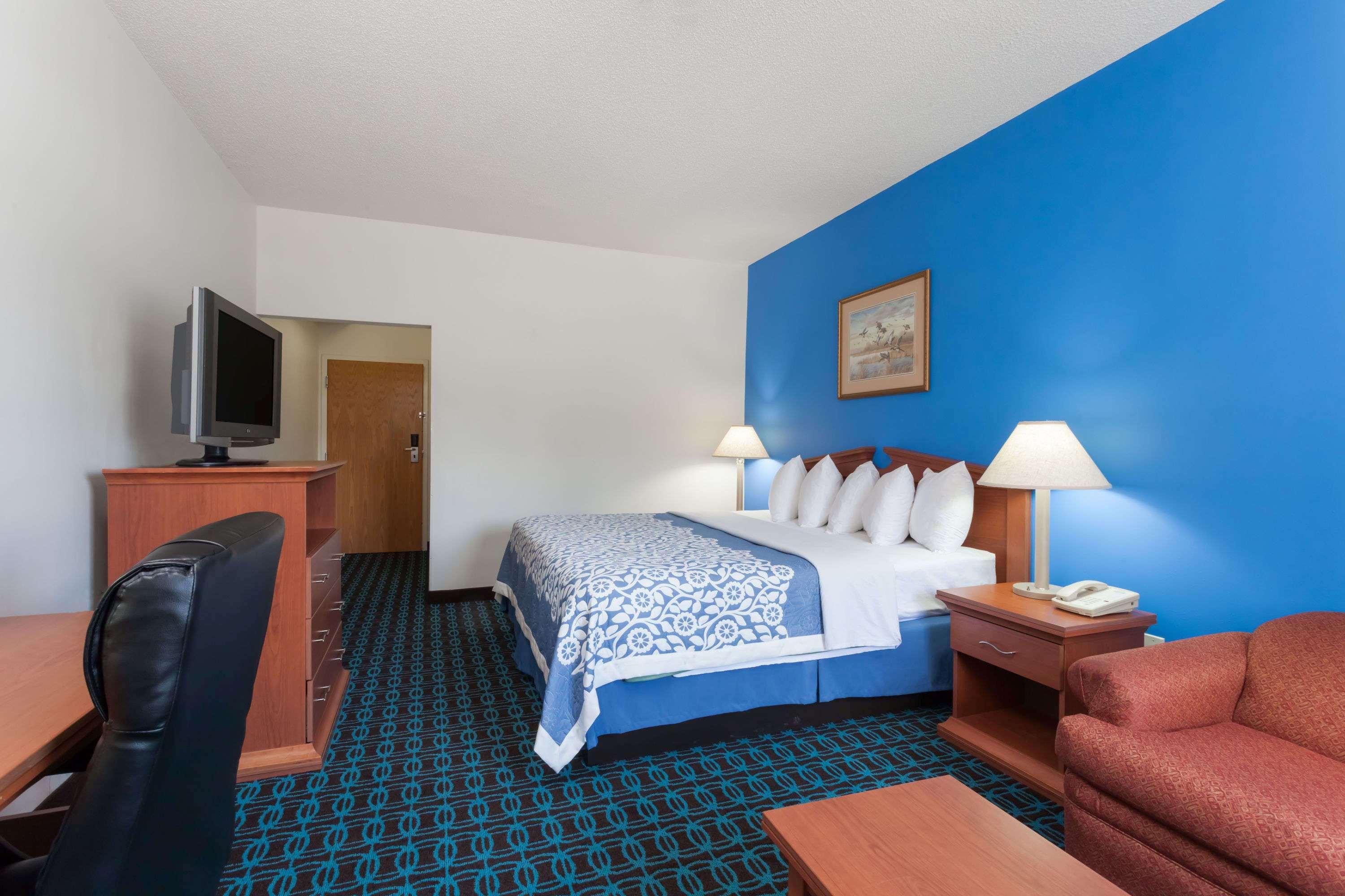 Days Inn & Suites By Wyndham Cambridge Εξωτερικό φωτογραφία